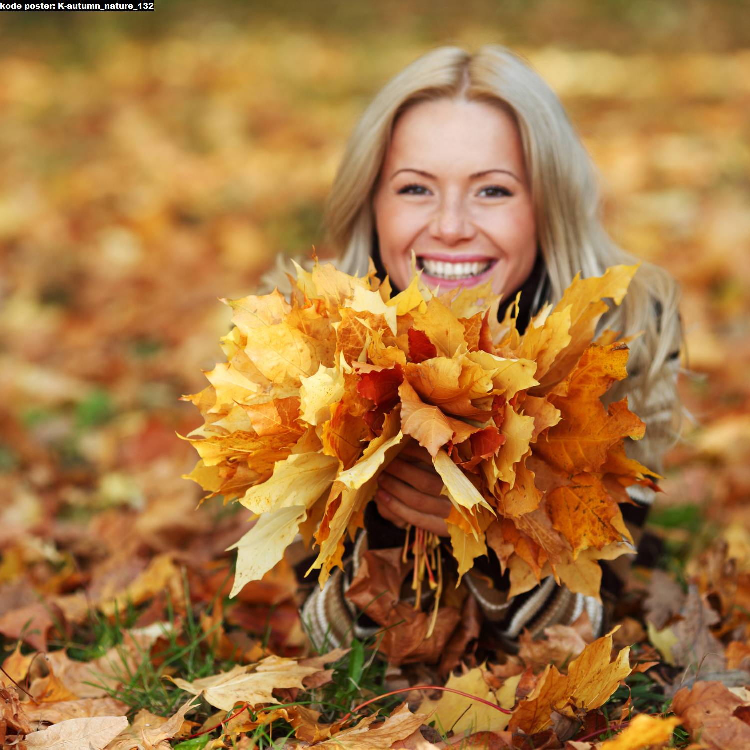 Девушка с букетом осенних листьев