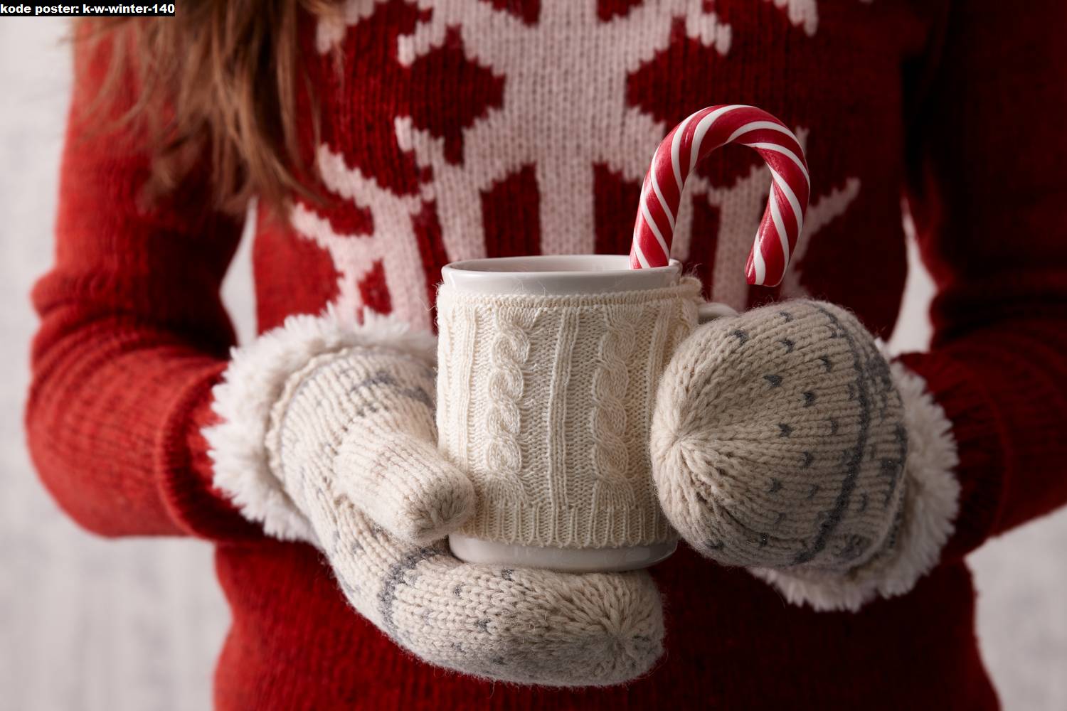 Warm winter. Кофе в вязаных рукавицах. Зимний кофе с подружкой. Кофе зимой с перчатками. Кофе подруги зима.